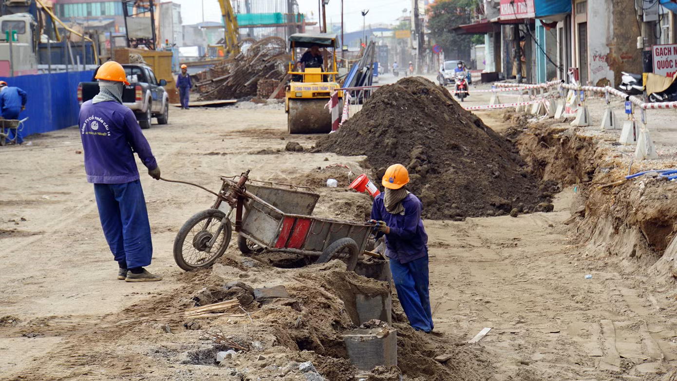 BQL dự án đầu tư xây dựng các công trình giao thông Hải Phòng cũng cho biết, để đảm bảo tiến độ công trình, khu vực mặt bằng sạch được các nhà thầu huy động nhân lực, vật lực, thiết bị, máy móc thi công cả ngày và đêm.