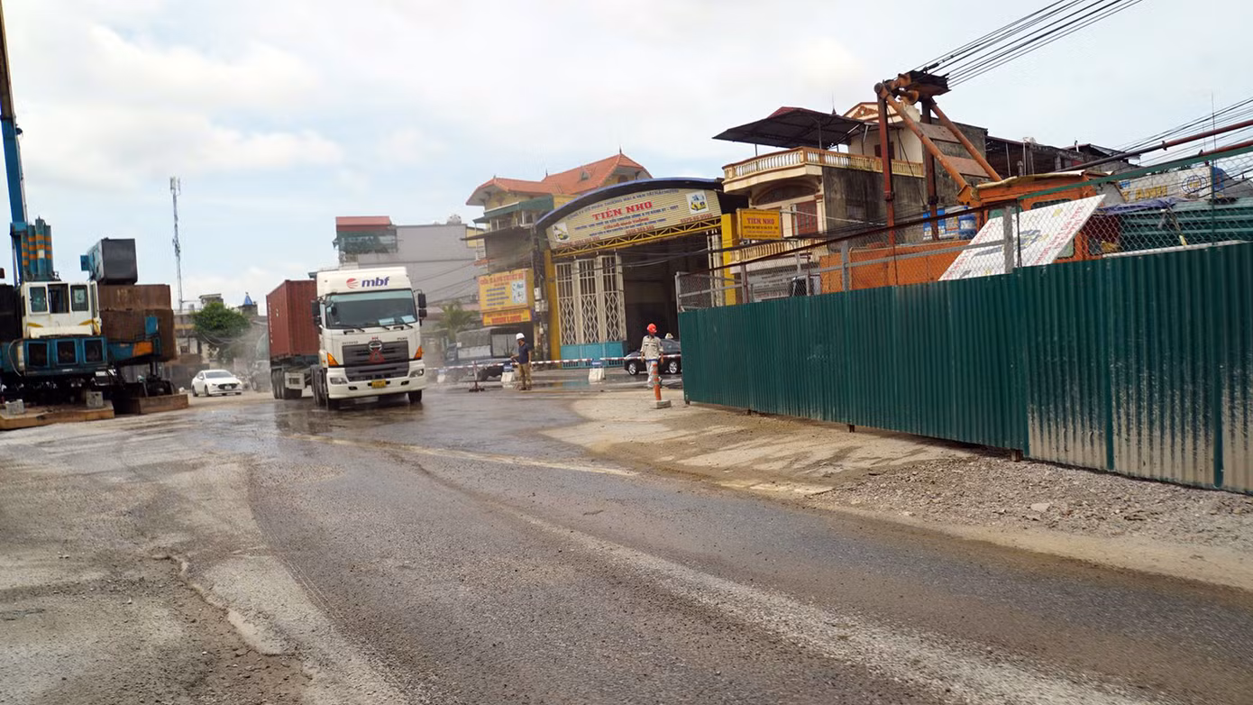 Khu vực công trường thi công là nút giao thông trọng điểm của thành phố, có lưu lượng phương tiện đặc biệt xe tải và container rất lớn, do đó quá trình thi công các đơn vị vừa đảm bảo tiến độ, kỹ thuật, vừa đảm bảo luồng phương tiện đảm bảo an toàn giao thông.