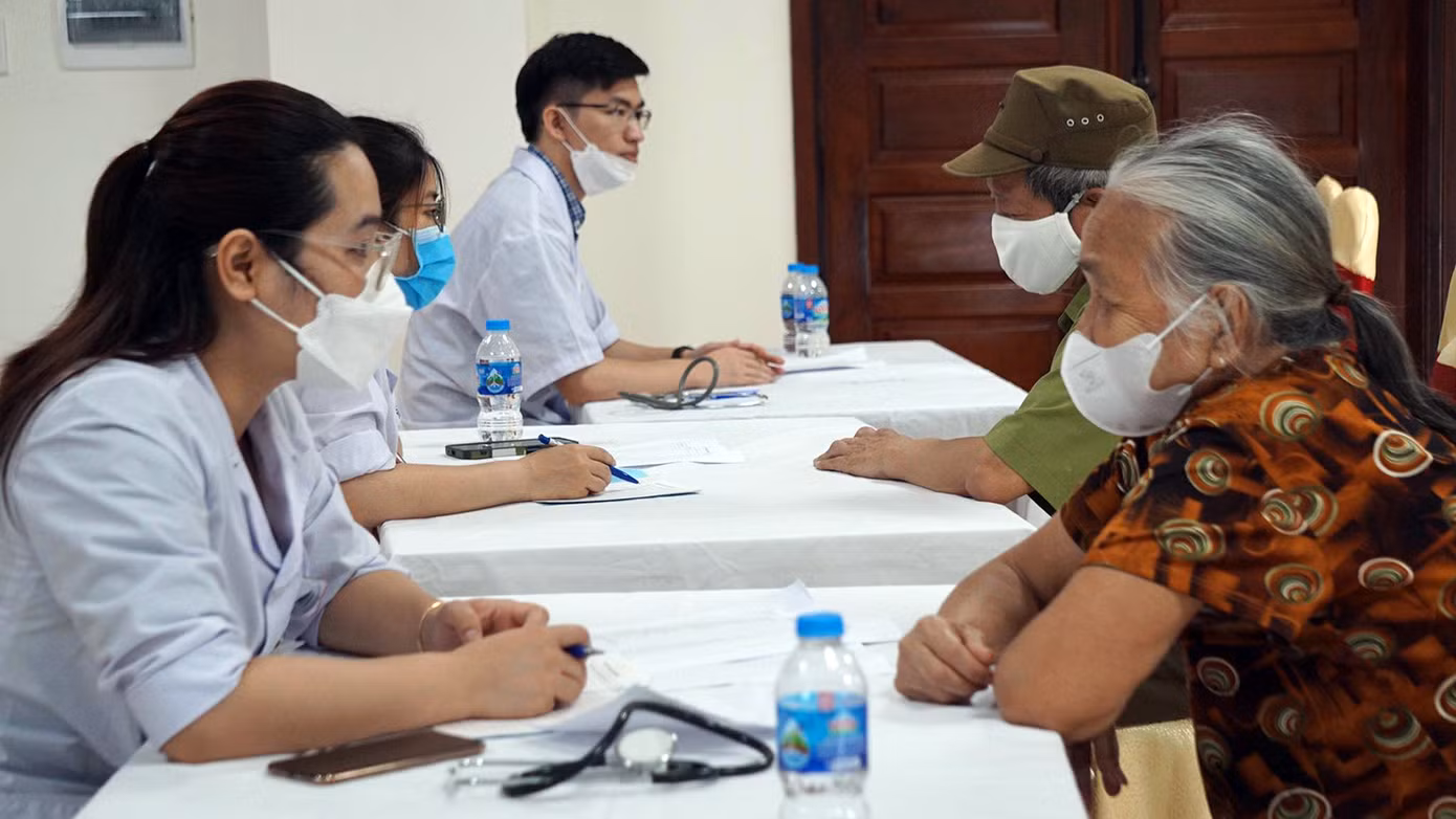 Tại đây, các y bác sỹ đã khám và tư vấn, hướng dẫn các cụ già cách điều trị, bảo vệ sức khỏe và sử dụng thuốc đối với trường hợp mắc các bệnh về tiểu đường, huyết áp và một số bệnh thường gặp của người cao tuổi.