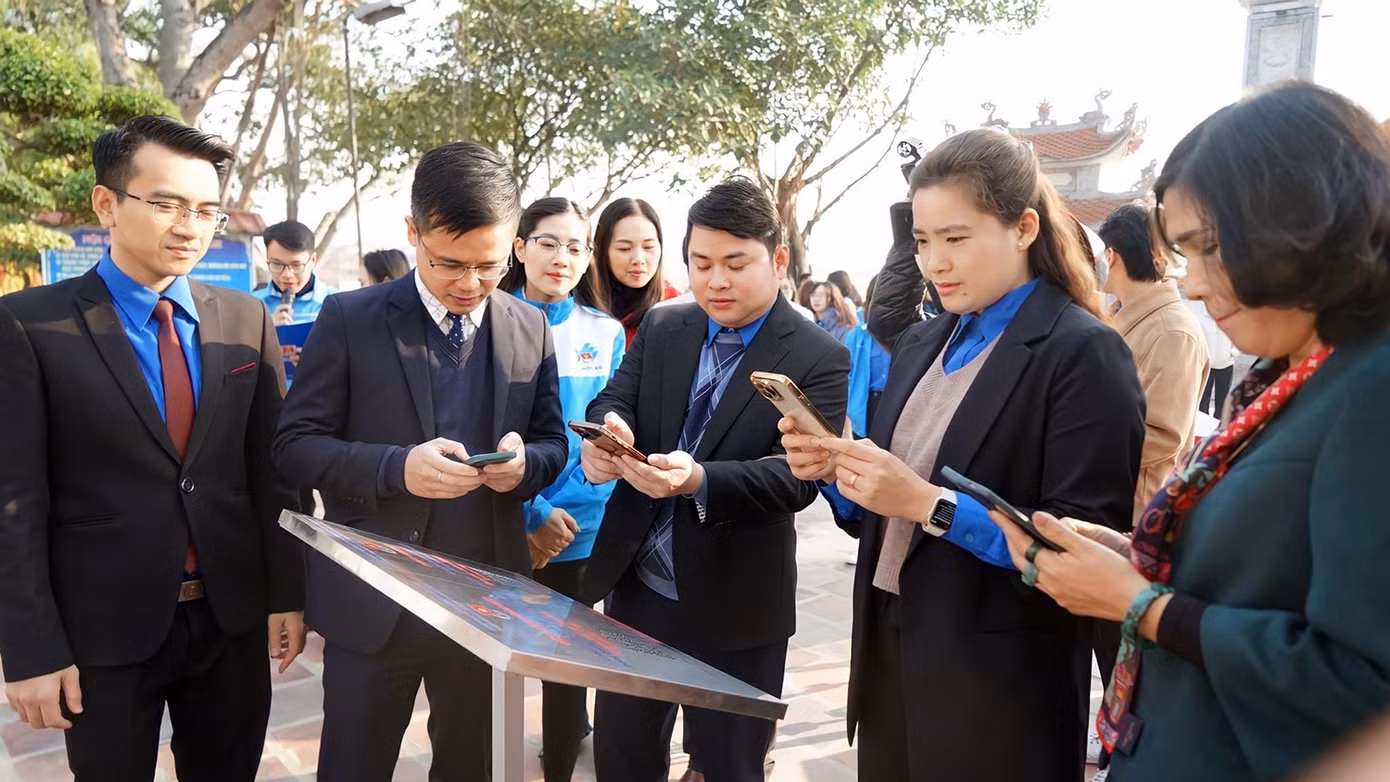 Các đại biểu, đoàn viên thanh niên quét mã QR tại các di tích.