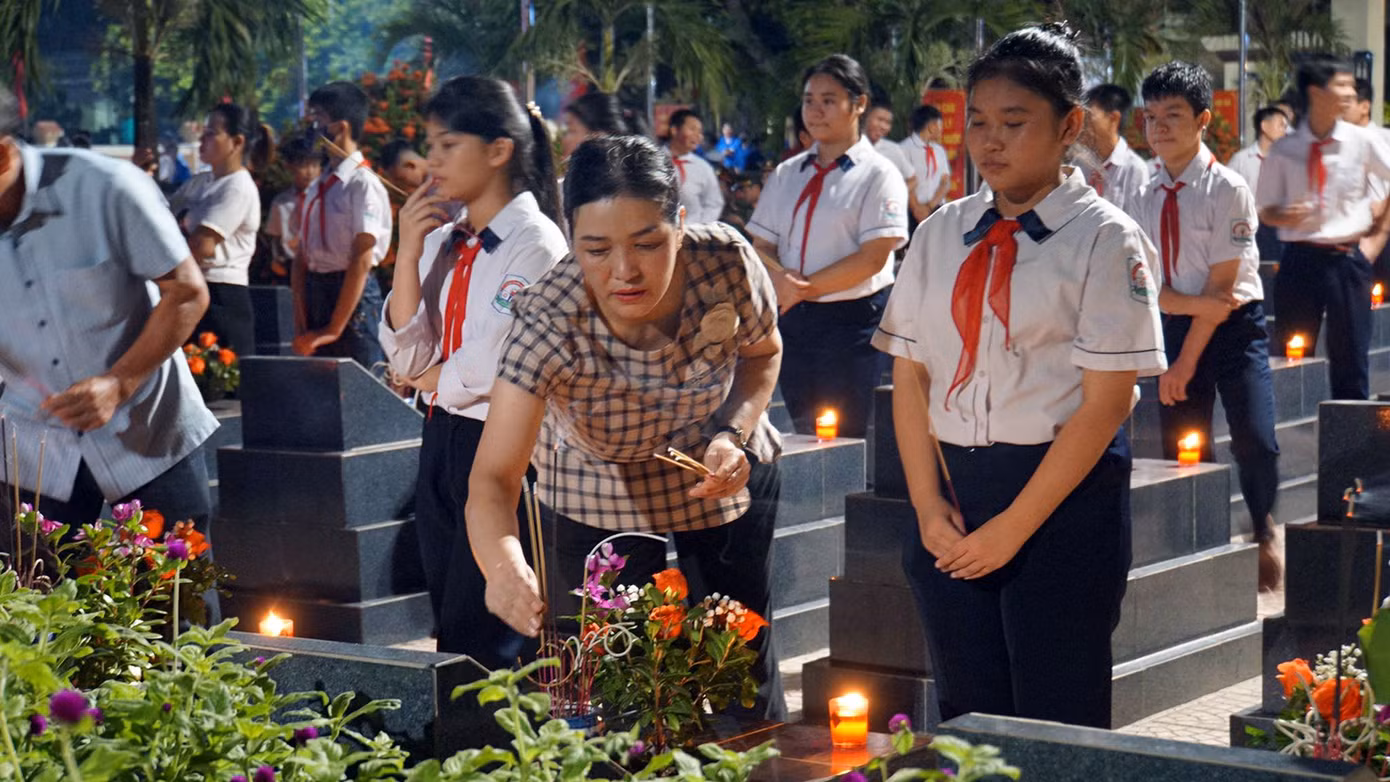 Nhiều người dân địa phương, các em thiếu niên, nhi đồng tại huyện An Dương dự thắp nến tri ân các anh hùng liệt sĩ.