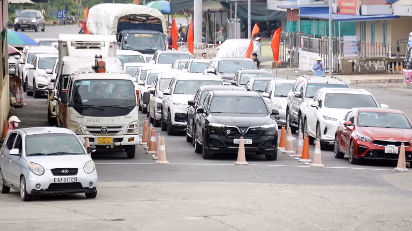 Ở chiều ngược lại, khá đông phương tiện từ đảo Cát Bà chờ lên phà Cái Viềng để trở về sau chuyến du lịch dài ngày dịp 30/4-1/5.