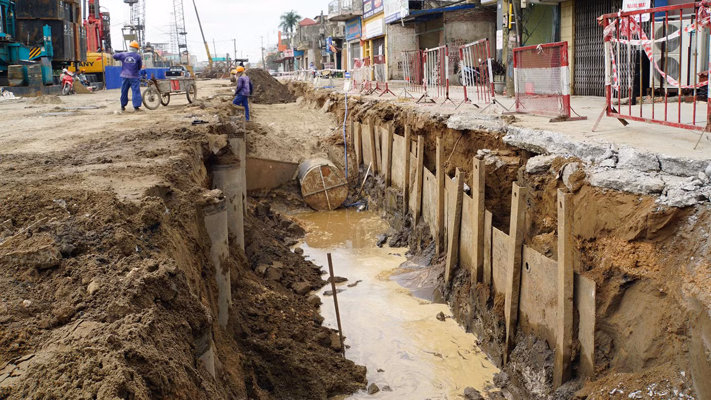 Trong đó, UBND huyện An Dương đã tổ chức họp, niêm yết phương án bồi thường cho 79 hộ gia đình có đất bị thu hồi. Đến nay, đã có 52/79 hộ đã được bồi thường, hỗ trợ khi thu hồi đất ở, đơn vị này đang hoàn thiện các thủ tục chi trả cho các hộ dân còn lại.