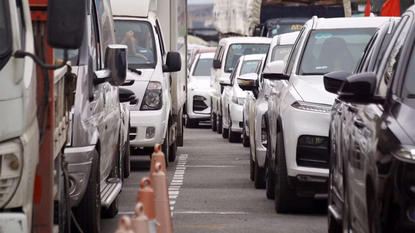 Tài xế và du khách chờ khoảng 30 phút đến 1 giờ là có thể lên phà trở về nhà sau kỳ nghỉ lễ kéo dài.