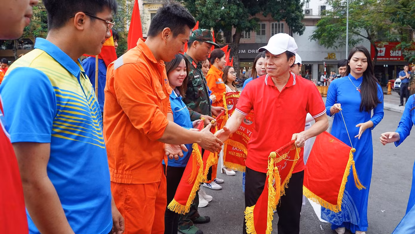 Ngay sau lời kêu gọi toàn dân tập luyện thể dục thể thao, ông Lê Tiến Châu - Bí thư Thành ủy Hải Phòng cùng các đại biểu tặng cờ lưu niệm cho các đoàn thể, đơn vị tham gia hưởng ứng ngày chạy.