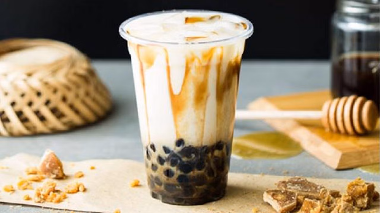 Trà sữa thường chứa nhiều đường, sữa và chất béo, do đó việc uống quá nhiều có thể dẫn đến tăng cân mất kiểm soát.