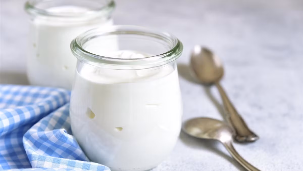 Thay vì uống trà sữa mỗi ngày, hãy chọn các thức uống lành mạnh hơn như nước lọc, trà thảo mộc, sữa chua, sinh tố trái cây.