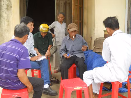 Những hộ dân đã được cán bộ xã Tam Lộc và trưởng thôn 4 chi trả lại tiền mà ông Đức thu trái quy định