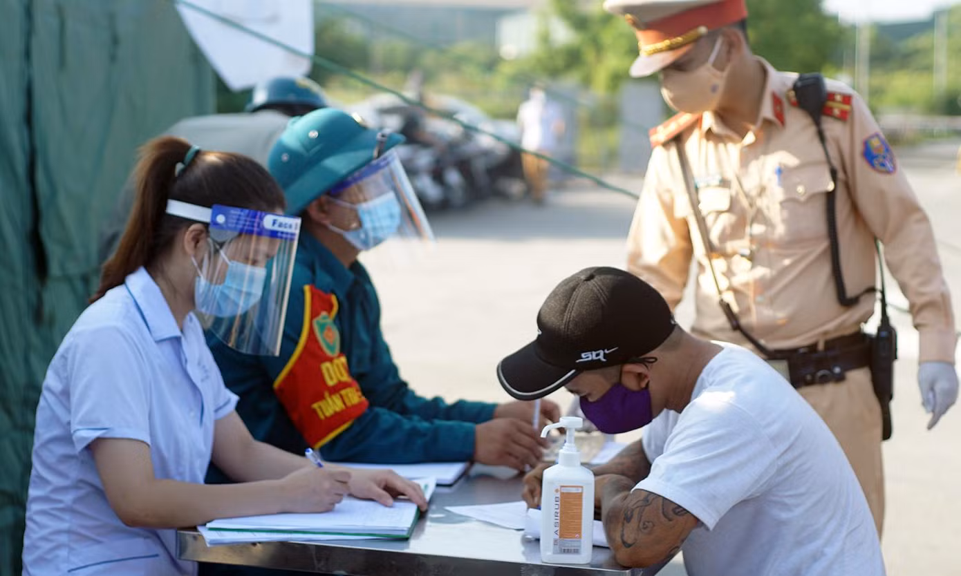 Lái xe qua chốt khai báo y tế, kiểm tra giấy tờ. Ảnh: Thanh Hà Lái xe qua chốt khai báo y tế, kiểm tra giấy tờ. Ảnh: Thanh Hà