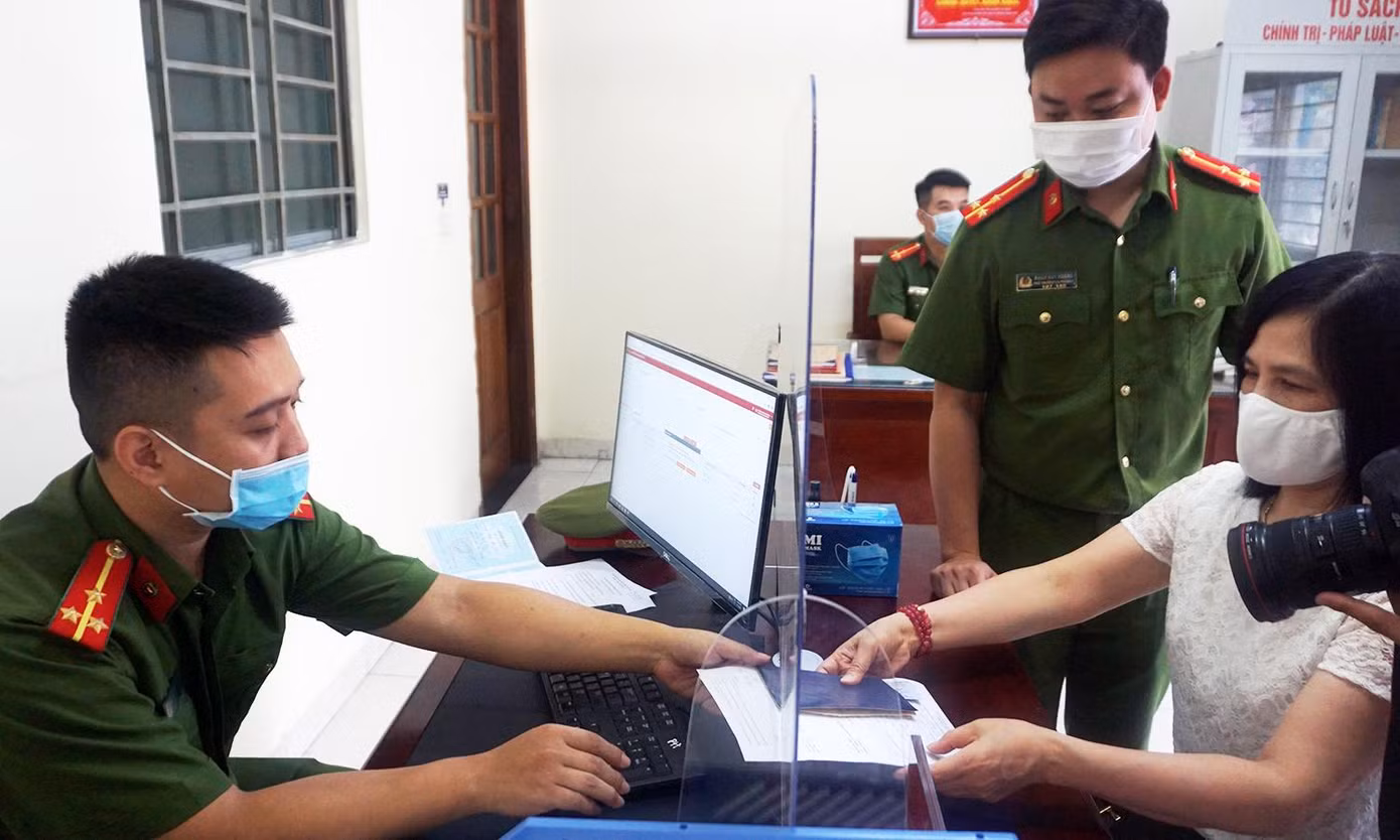 Người dân đến làm thủ tục hành chính tại công an cấp phường.
