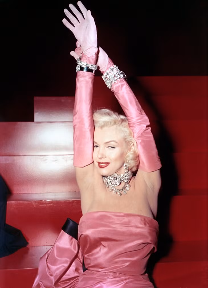 5 bộ váy kinh điển của minh tinh Marilyn Monroe trên phim ảnh 4
