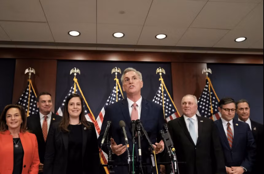 Lãnh đạo đảng Cộng hoà tại Hạ viện (giữa) Kevin McCarthy. (Ảnh: Reuters)