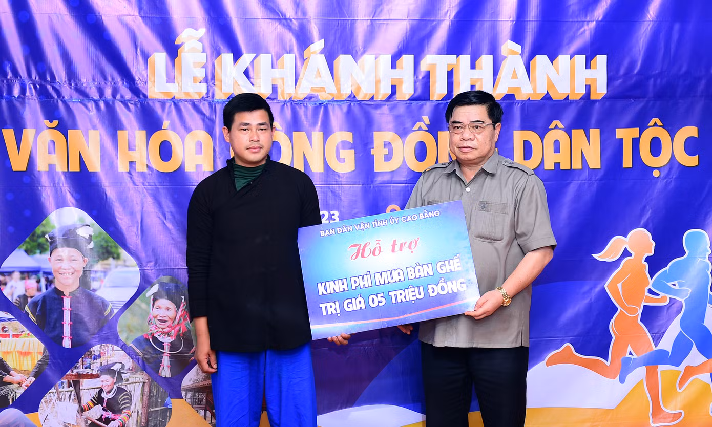 Nhân dịp này, Tỉnh ủy Cao Bằng trao hỗ trợ kinh phí mua sắm các loại đồ dùng, trang bị cần thiết cho Nhà văn hóa với tổng giá trị 5 triệu đồng. Ảnh: Xuân Tùng