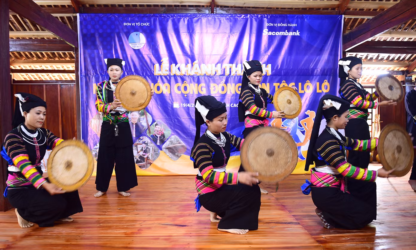 Trong ngày vui khánh thành nhà văn hóa, nhiều tiết mục văn hóa, văn nghệ đậm nét văn hóa truyền thống đồng bào dân tộc Lô Lô được thanh thiếu nhi xóm Cốc Xả biểu diễn. Ảnh: Xuân Tùng