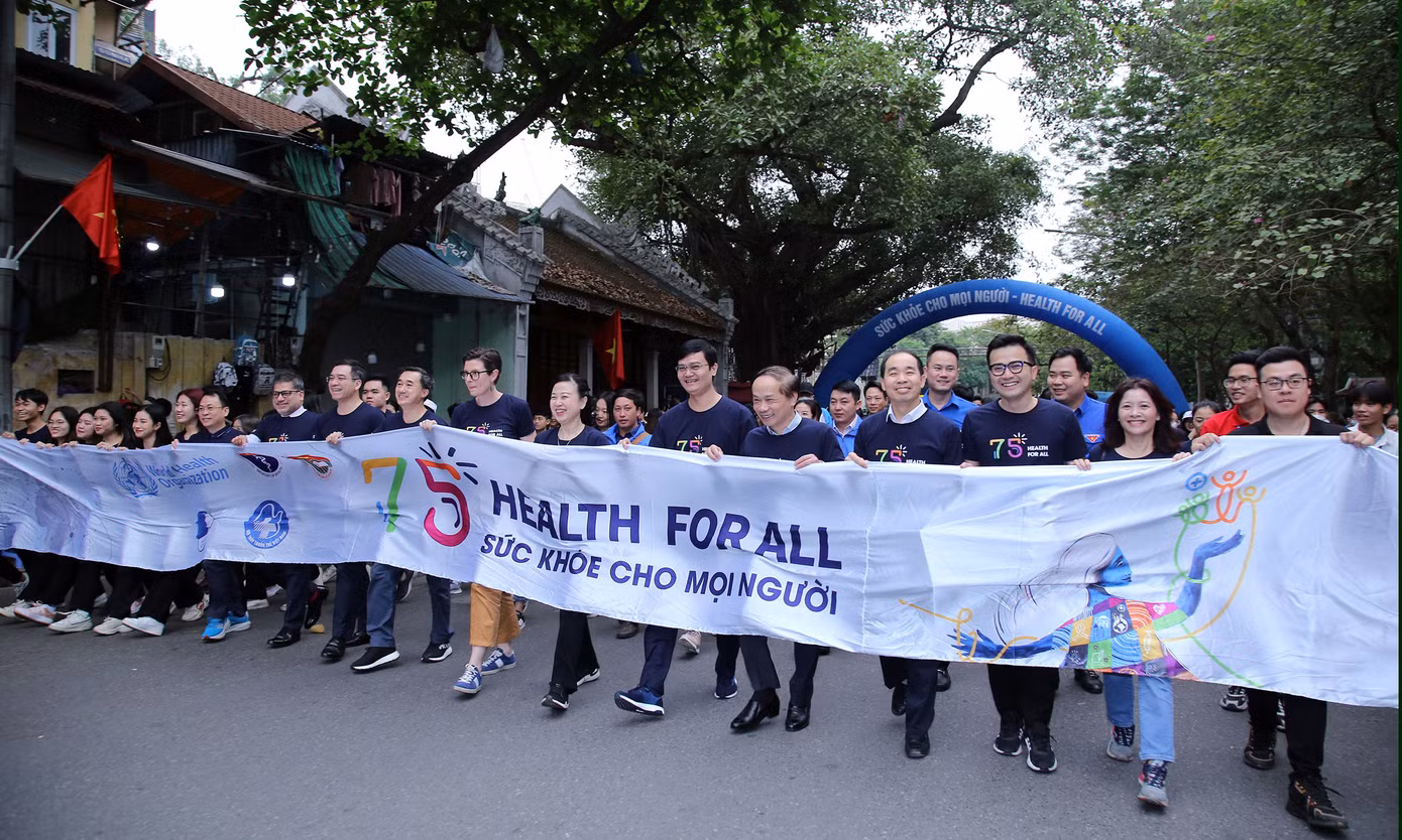 Các đại biểu tham gia hoạt động đi bộ vì sức khỏe. Ảnh: Lâm Đăng Hải