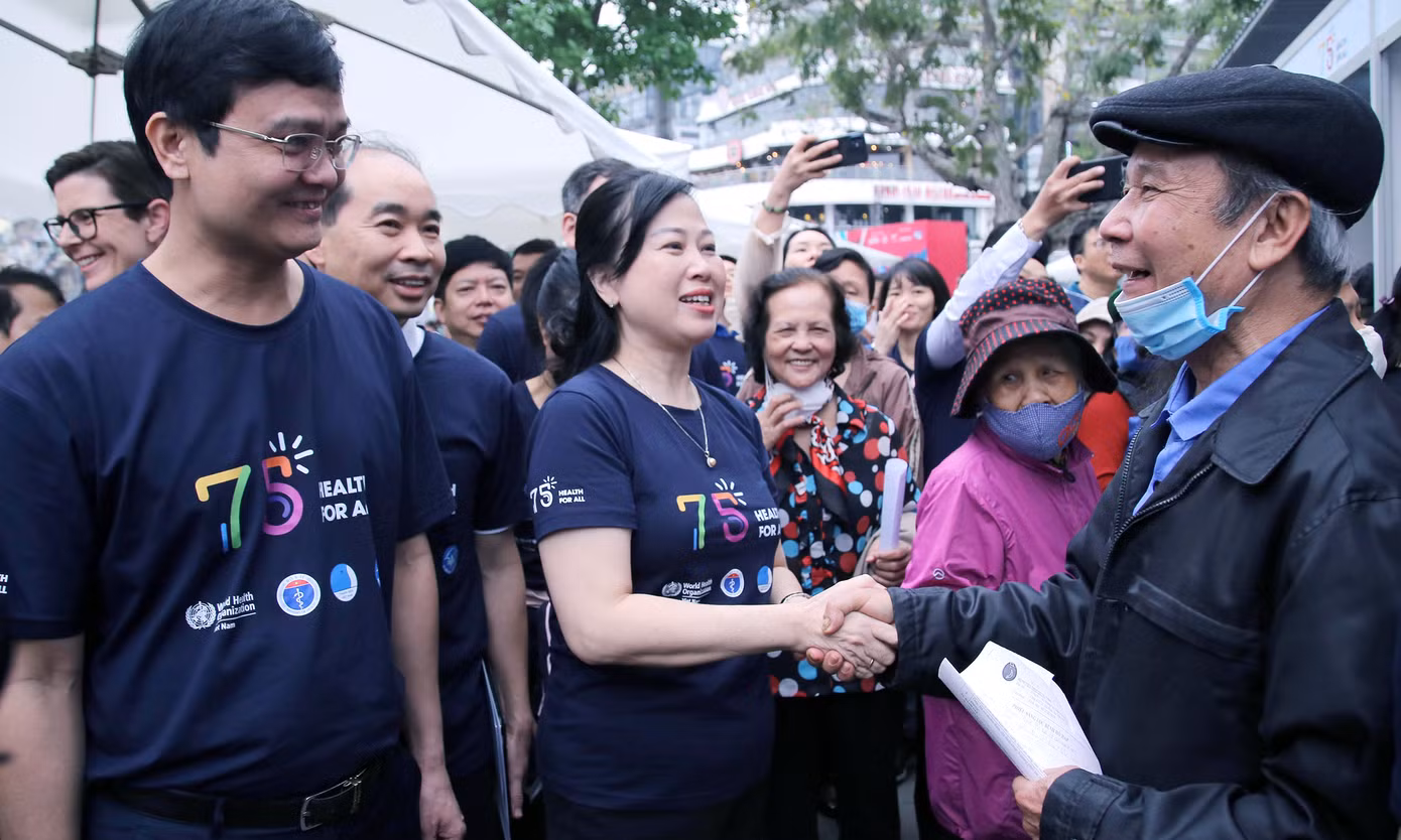 Bà Đào Hồng Lan và anh Bùi Quang Huy thăm hỏi người dân tham gia khám bệnh tại chương trình. Ảnh: Lâm Đăng Hải