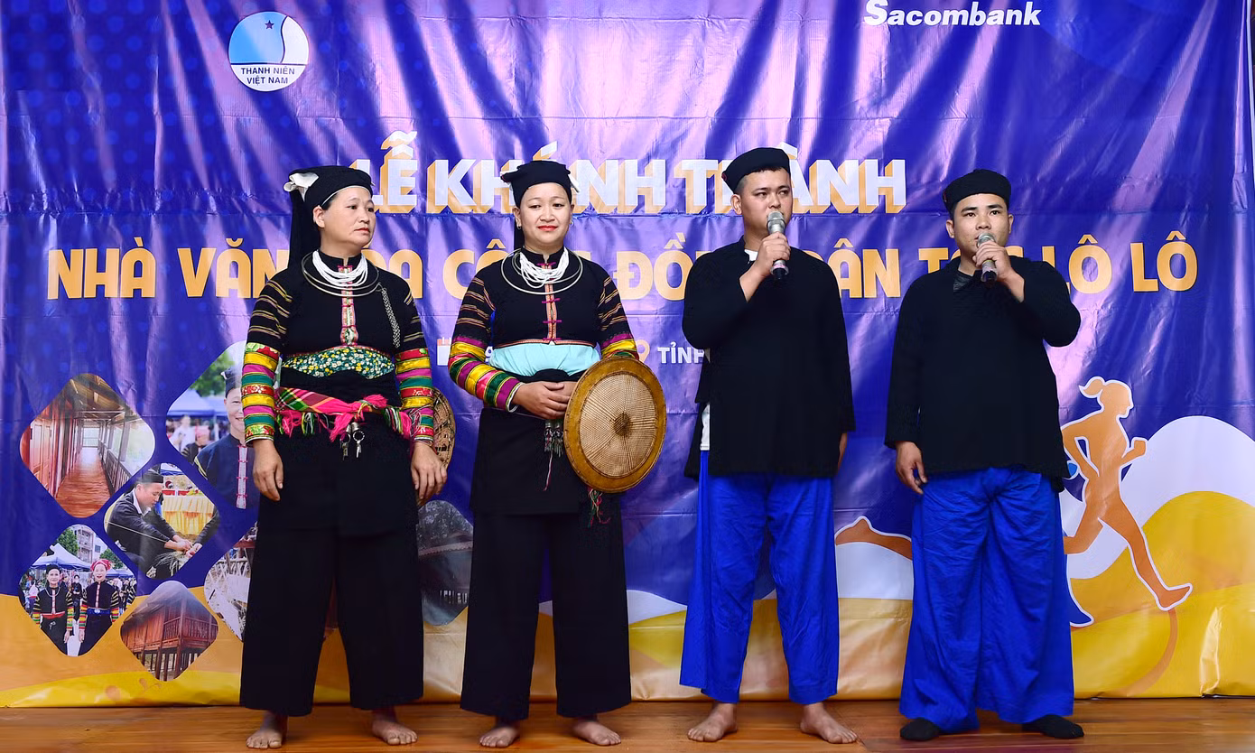Trong ngày vui khánh thành nhà văn hóa, nhiều tiết mục văn hóa, văn nghệ đậm nét văn hóa truyền thống đồng bào dân tộc Lô Lô được thanh thiếu nhi xóm Cốc Xả biểu diễn. Ảnh: Xuân Tùng