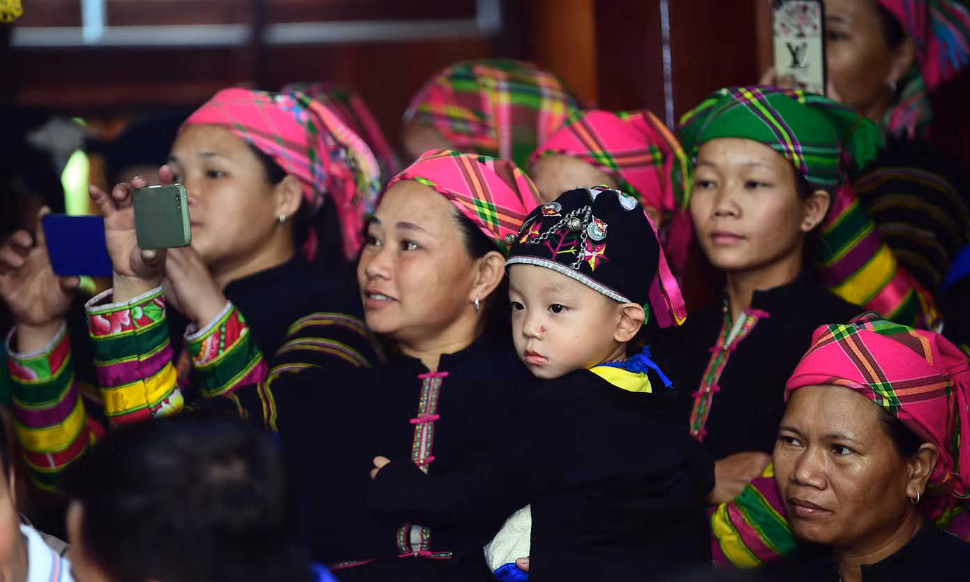Người dân tham dự lễ khánh thành và theo dõi các tiết mục văn hóa văn nghệ trong ngày vui của xóm. Ảnh: Xuân Tùng