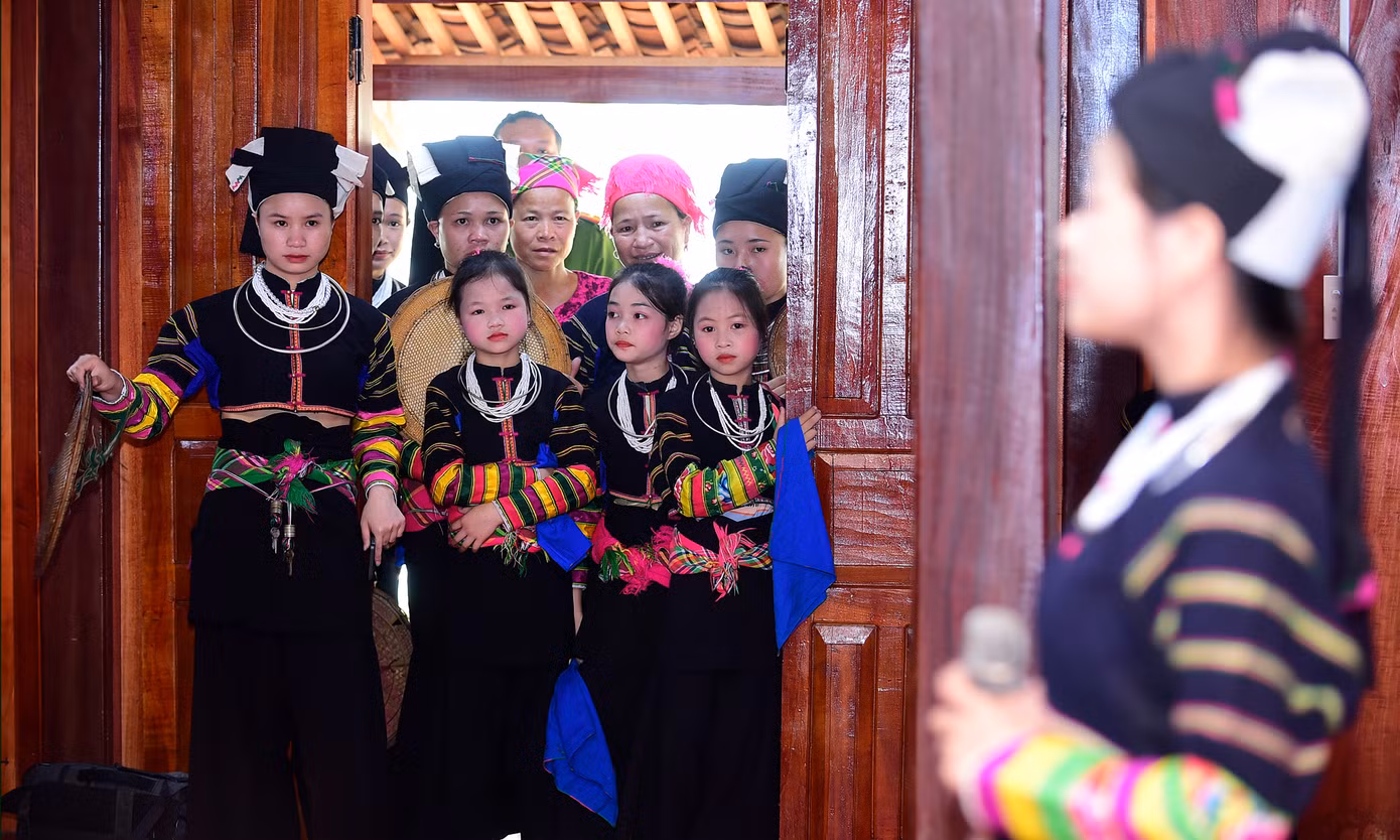Người dân tham dự lễ khánh thành và theo dõi các tiết mục văn hóa văn nghệ trong ngày vui của xóm. Ảnh: Xuân Tùng