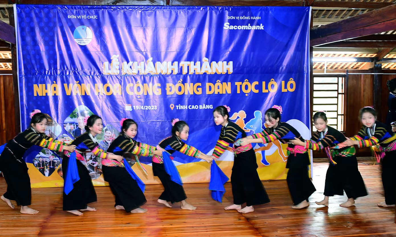 Trong ngày vui khánh thành nhà văn hóa, nhiều tiết mục văn hóa, văn nghệ đậm nét văn hóa truyền thống đồng bào dân tộc Lô Lô được thanh thiếu nhi xóm Cốc Xả biểu diễn. Ảnh: Xuân Tùng