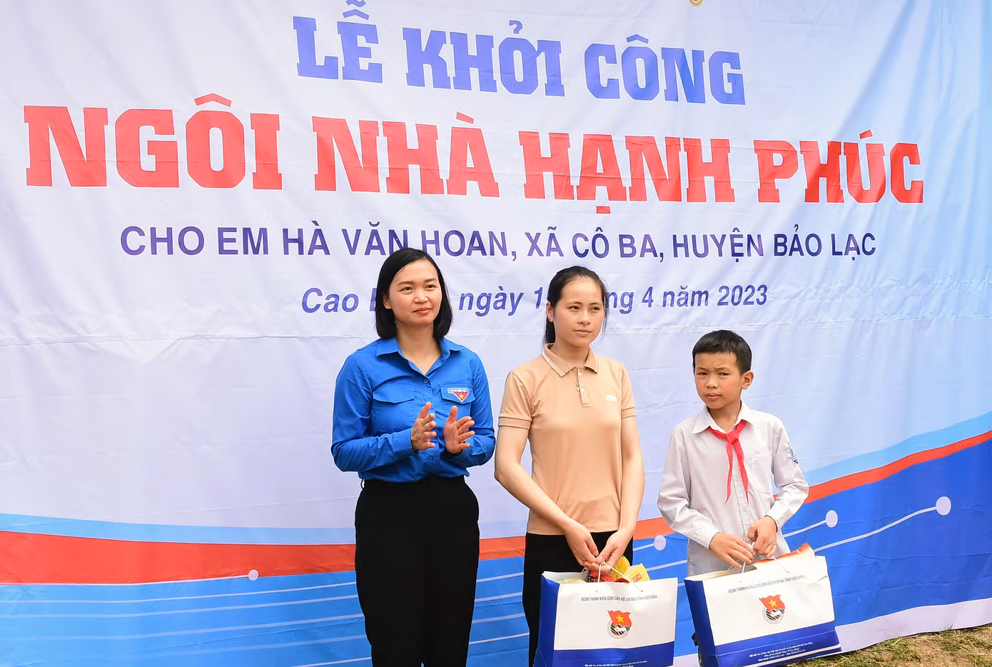 T.Ư Hội LHTN Việt Nam còn trao 80 triệu đồng kinh phí xây dựng “Ngôi nhà hạnh phúc” tặng gia đình em Hà Văn Hoan, đồng thời cam kết đỡ đầu em tới năm 18 tuổi với mức hỗ trợ 500 nghìn đồng/tháng. Dự kiến, “Ngôi nhà hạnh phúc” của 2 chị em Hà Văn Hoan sẽ có tổng diện tích 100 mét vuông với 3 phòng ngủ, 1 phòng khách và 1 bếp. Ảnh: Xuân Tùng