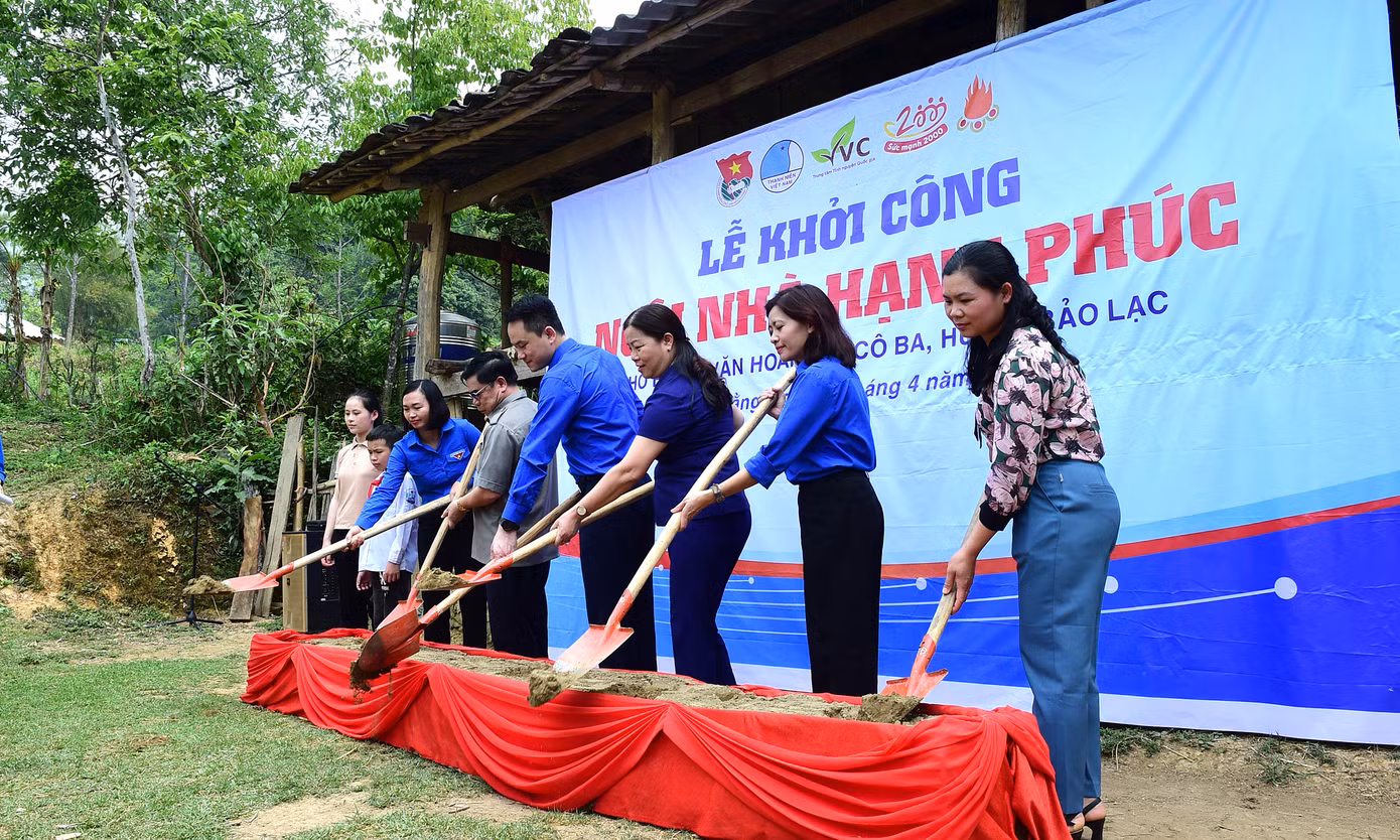 T.Ư Hội LHTN Việt Nam còn trao 80 triệu đồng kinh phí xây dựng “Ngôi nhà hạnh phúc” tặng gia đình em Hà Văn Hoan, đồng thời cam kết đỡ đầu em tới năm 18 tuổi với mức hỗ trợ 500 nghìn đồng/tháng. Dự kiến, “Ngôi nhà hạnh phúc” của 2 chị em Hà Văn Hoan sẽ có tổng diện tích 100 mét vuông với 3 phòng ngủ, 1 phòng khách và 1 bếp. Ảnh: Xuân Tùng