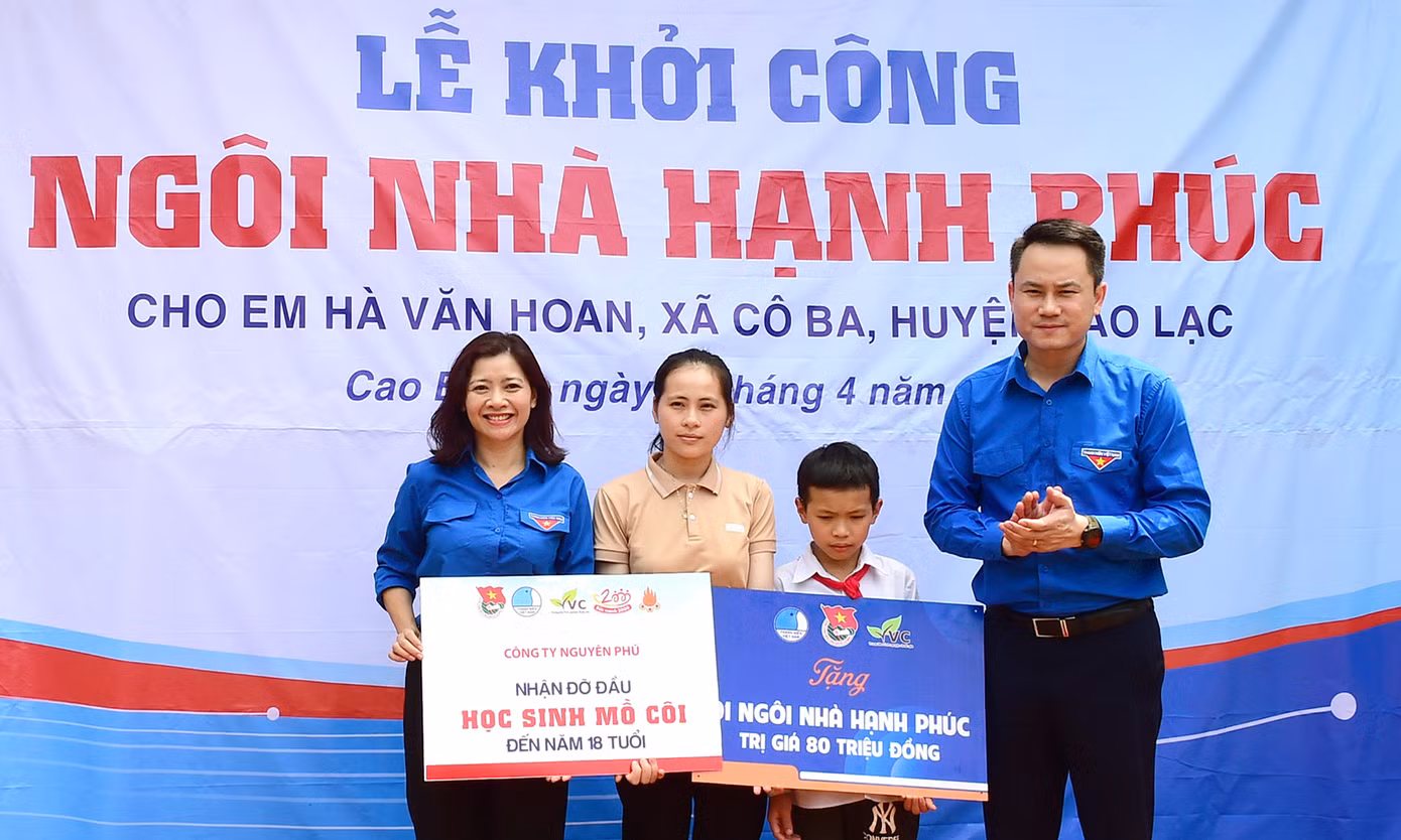 T.Ư Hội LHTN Việt Nam còn trao 80 triệu đồng kinh phí xây dựng “Ngôi nhà hạnh phúc” tặng gia đình em Hà Văn Hoan, đồng thời cam kết đỡ đầu em tới năm 18 tuổi với mức hỗ trợ 500 nghìn đồng/tháng. Dự kiến, “Ngôi nhà hạnh phúc” của 2 chị em Hà Văn Hoan sẽ có tổng diện tích 100 mét vuông với 3 phòng ngủ, 1 phòng khách và 1 bếp. Ảnh: Xuân Tùng