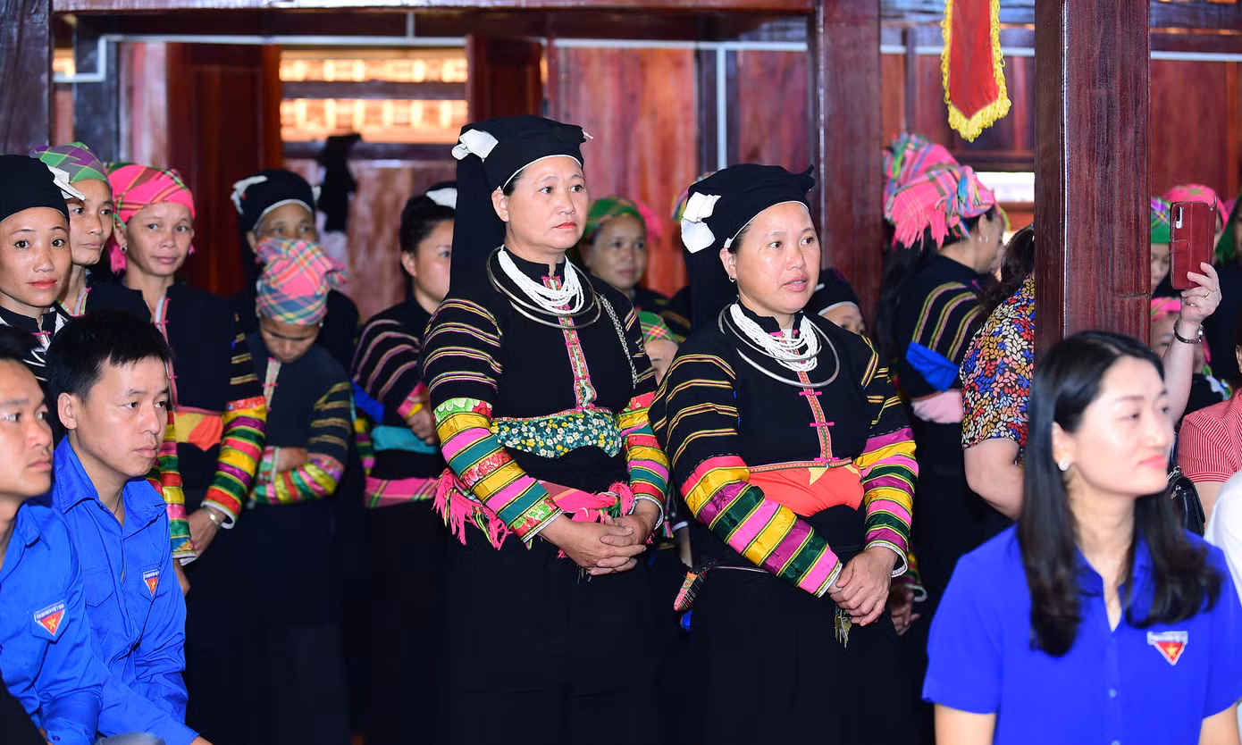 Người dân tham dự lễ khánh thành và theo dõi các tiết mục văn hóa văn nghệ trong ngày vui của xóm. Ảnh: Xuân Tùng