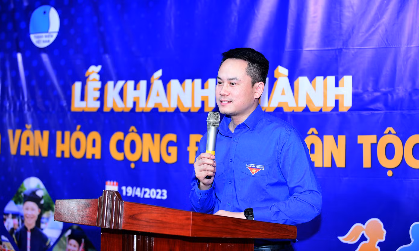 Phát biểu tại chương trình, anh Nguyễn Kim Quy, Phó Chủ tịch T.Ư Hội LHTN Việt Nam cho biết: Công trình nhà văn hóa cộng đồng dân tộc Lô Lô tại xóm Cốc Xả được đóng góp từ chương trình đi, chạy bộ trực tuyến "Những bước chân vì cộng đồng" do Sacombank phối hợp với Hội LHTN Việt Nam tổ chức, triển khai trên phạm vi toàn quốc. Với mỗi km vận động viên đi/chạy được, Sacombank sẽ đóng góp 1.000 đồng vào quỹ xây dựng nhà văn hóa cho đồng bào các dân tộc ít người. Nhà văn hóa cộng đồng dân tộc Lô Lô là công trình thứ 3 trong chuỗi 16 Nhà văn hóa cộng đồng tặng các dân tộc thiểu số rất ít người trên cả nước. Ảnh: Xuân Tùng