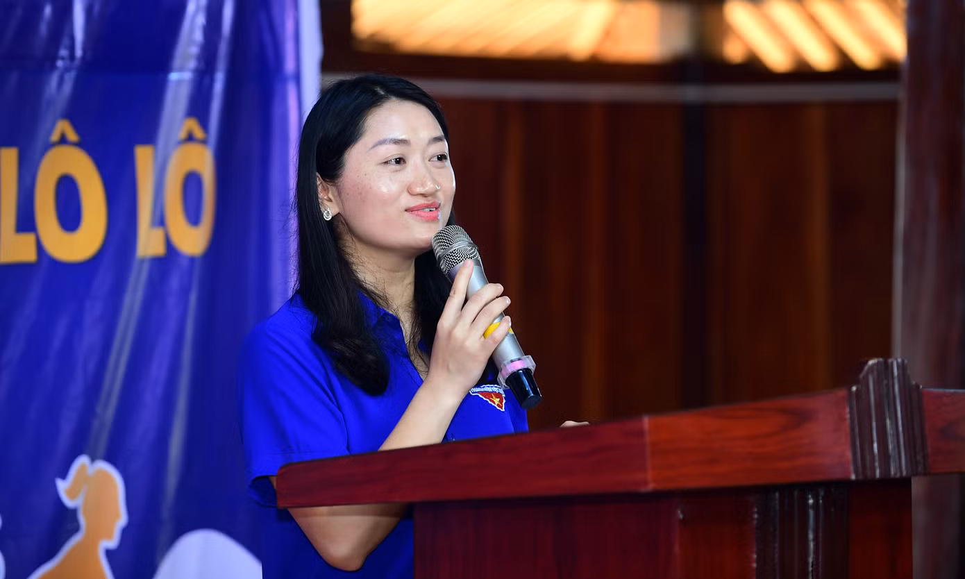 Chị Triệu Thị Dung, Phó Bí thư Tỉnh Đoàn Cao Bằng báo cáo khái quát công tác triển khai xây dựng công trình. Theo chị Dung, quá trình triển khai xây dựng của nhà thầu thi công từ tháng 11/2022 đến tháng 3/2023 được sự giám sát chặt chẽ của Ban giám sát đầu tư cộng đồng xã Hồng Trị. Công trình đảm bảo thi công theo đúng hồ sơ thiết kế đã được thẩm định và phê duyệt. Các biện pháp phòng chống cháy nổ, an toàn lao động, an toàn vận hành bảo vệ môi trường, an toàn giao thông đạt yêu cầu. Tiến độ thực hiện đảm bảo theo hợp đồng đã ký kết giữa Hội LHTN Việt Nam tỉnh Cao Bằng và Hợp tác xã Tiến Đạt, huyện Bảo Lạc. Ảnh: Xuân Tùng