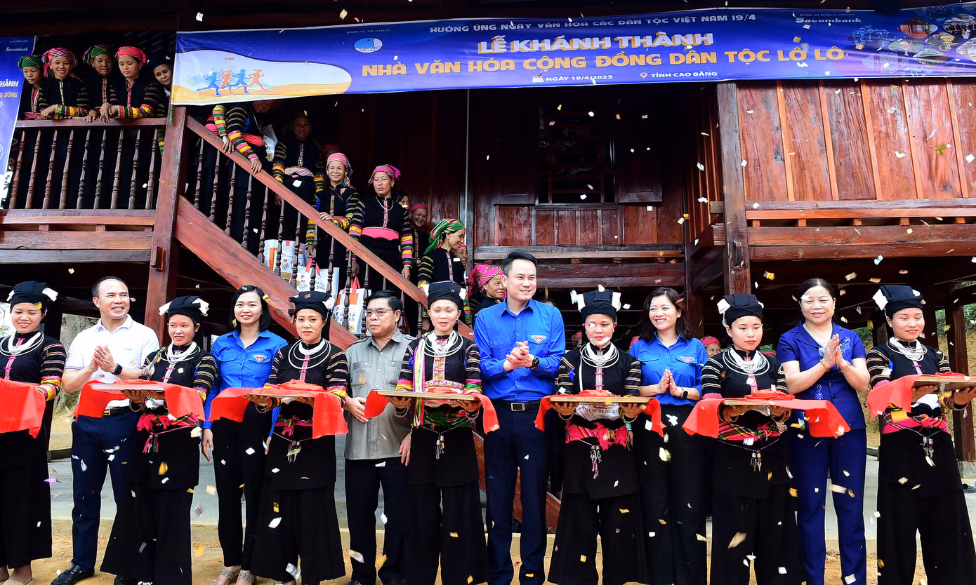 Công trình nhà văn hóa cộng đồng dân tộc Lô Lô tại xóm Cốc Xả được xây dựng mới theo mẫu nhà sàn với kết cấu móng trụ bê tông cốt thép, khung cột gỗ, mái lợp ngói âm dương. Tổng diện tích sàn 156m2. Ảnh: Xuân Tùng
