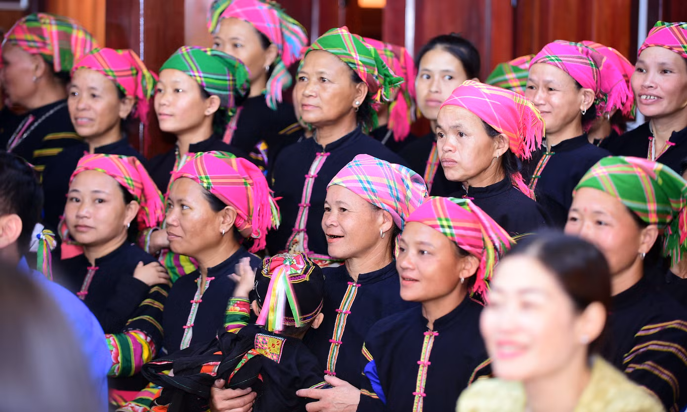 Người dân tham dự lễ khánh thành và theo dõi các tiết mục văn hóa văn nghệ trong ngày vui của xóm. Ảnh: Xuân Tùng
