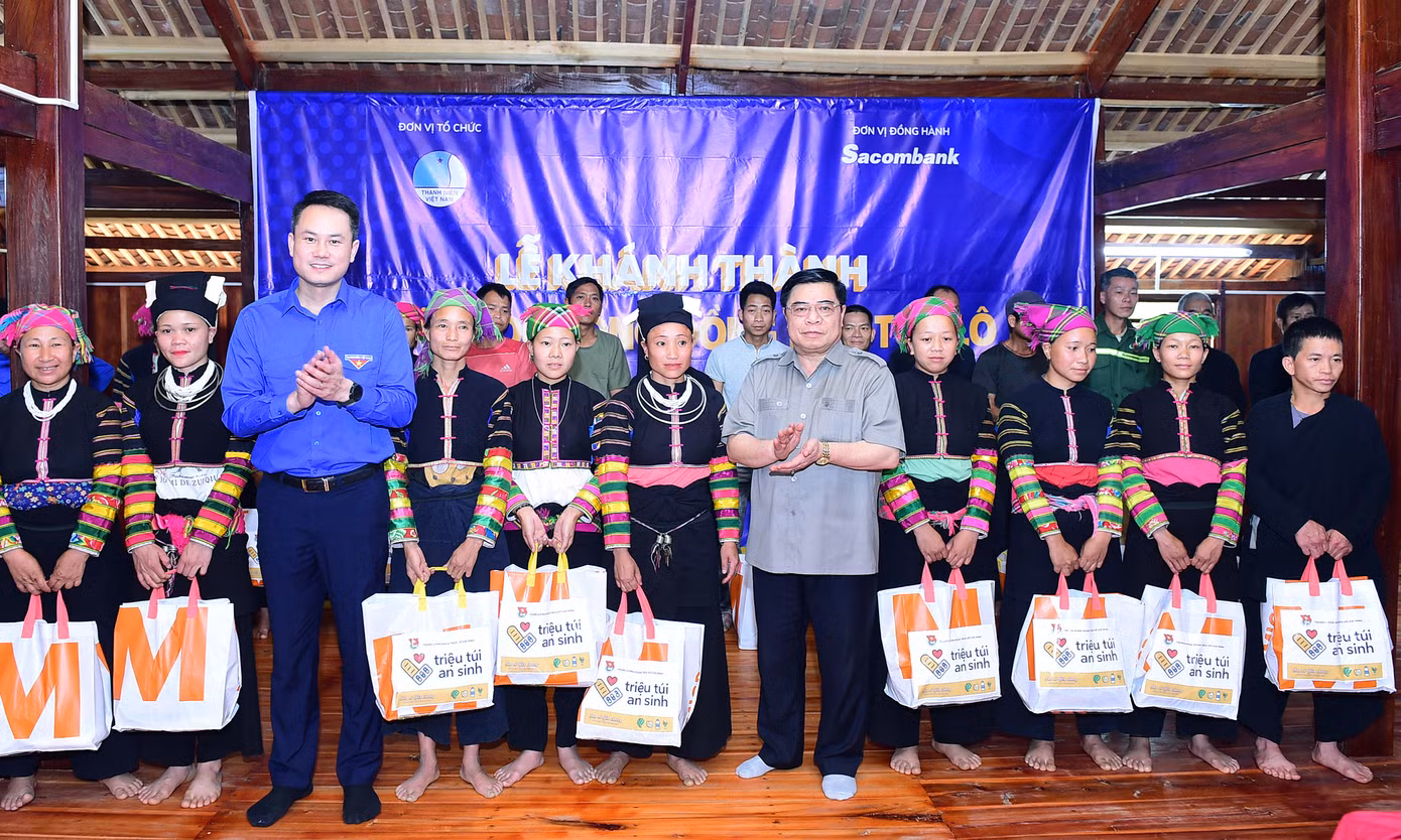 Ban Tổ chức chương trình cũng đã trao tặng 88 suất quà tới các hộ dân xóm Cốc Xả. Ảnh: Xuân Tùng