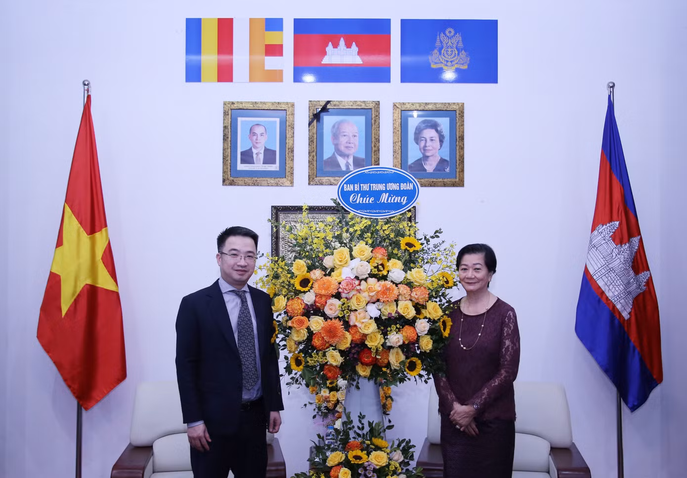 Bí thư T.Ư Đoàn Nguyễn Tường Lâm tặng hoa chúc Tết tới Đại sứ Chea Kimtha. Ảnh: Lâm Đăng Hải