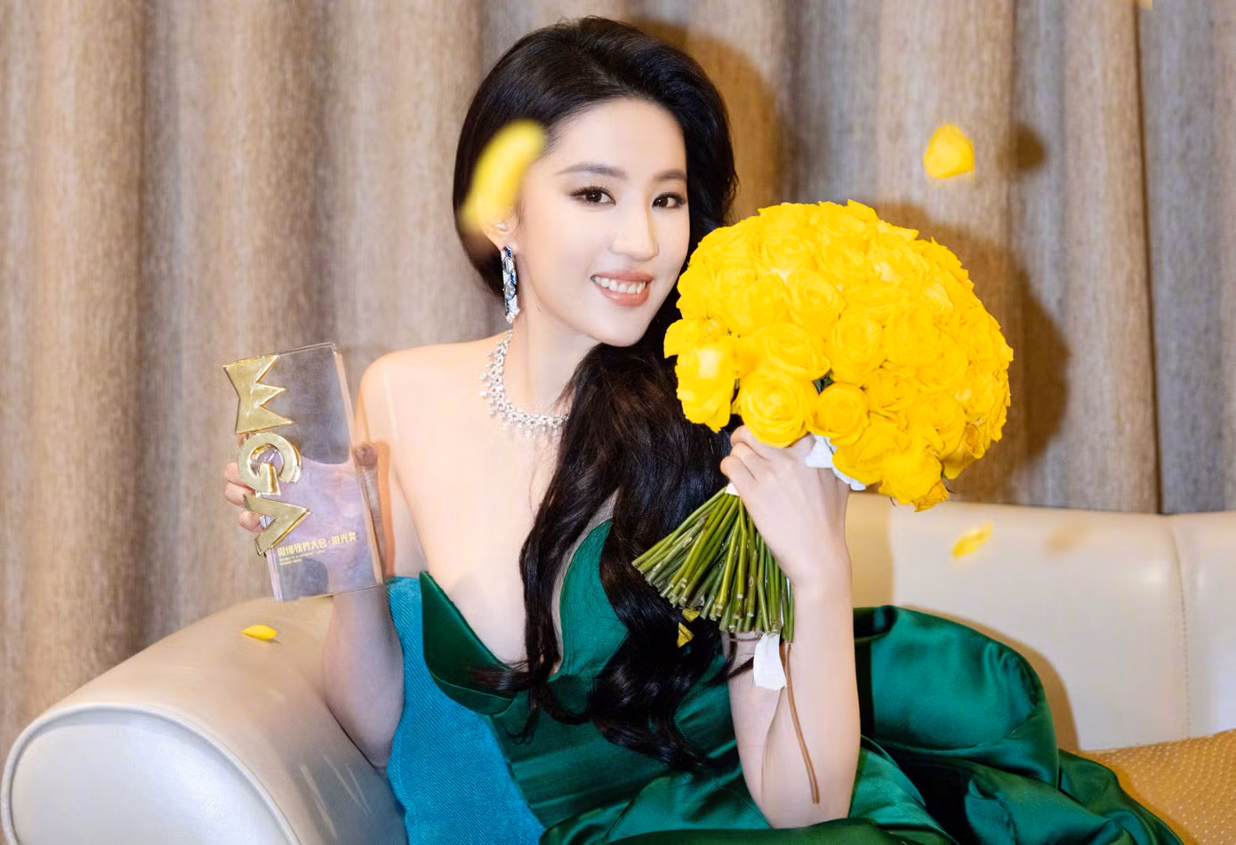 Lưu Diệc Phi tràn trề hy vọng đoạt giải Thị hậu Bạch Ngọc Lan nhưng lại thua. Lưu Diệc Phi tràn trề hy vọng đoạt giải Thị hậu Bạch Ngọc Lan nhưng lại thua.
