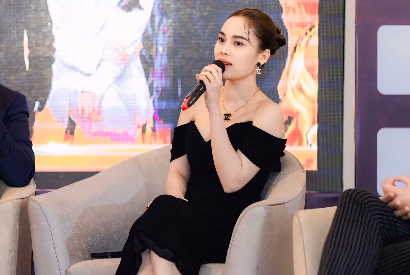 Ca sĩ Giang Hồng Ngọc phát biểu trong buổi họp báo công bố cuộc thi.