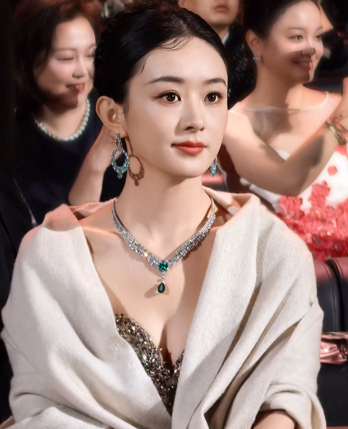 Triệu Lệ Dĩnh xuất hiện trên thảm đỏ với bộ trang phục may đo cao cấp haute couture của thương hiệu thời trang Elie Saab. Bộ trang sức Piaget mà nữ diễn viên đeo trị giá 27 triệu NDT (hơn 3,6 triệu USD). Triệu Lệ Dĩnh hiện tại là diễn viên hạng A, được săn đón trong giới giải trí nhờ liên tiếp có các tác phẩm thành công ở cả mảng truyền hình và điện ảnh. Cô đang đóng phim Người xây thành cùng Huỳnh Hiểu Minh. Triệu Lệ Dĩnh xuất hiện trên thảm đỏ với bộ trang phục may đo cao cấp haute couture của thương hiệu thời trang Elie Saab. Bộ trang sức Piaget mà nữ diễn viên đeo trị giá 27 triệu NDT (hơn 3,6 triệu USD). Triệu Lệ Dĩnh hiện tại là diễn viên hạng A, được săn đón trong giới giải trí nhờ liên tiếp có các tác phẩm thành công ở cả mảng truyền hình và điện ảnh. Cô đang đóng phim Người xây thành cùng Huỳnh Hiểu Minh.