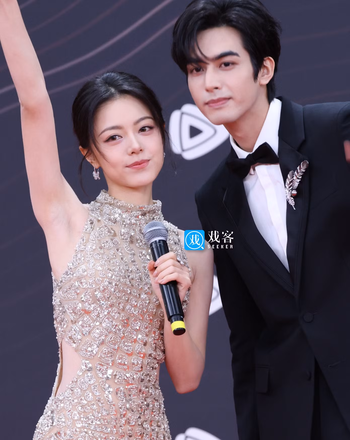 Triệu Kim Mạch và Tống Uy Long đang tham gia bộ phim Tôi như ánh dương rực rỡ. Để có thể đứng bên cạnh đàn anh cao 1,85 m, Triệu Kim Mạch đã phải sử dụng một đôi guốc có chiều cao lên tới 30 cm.