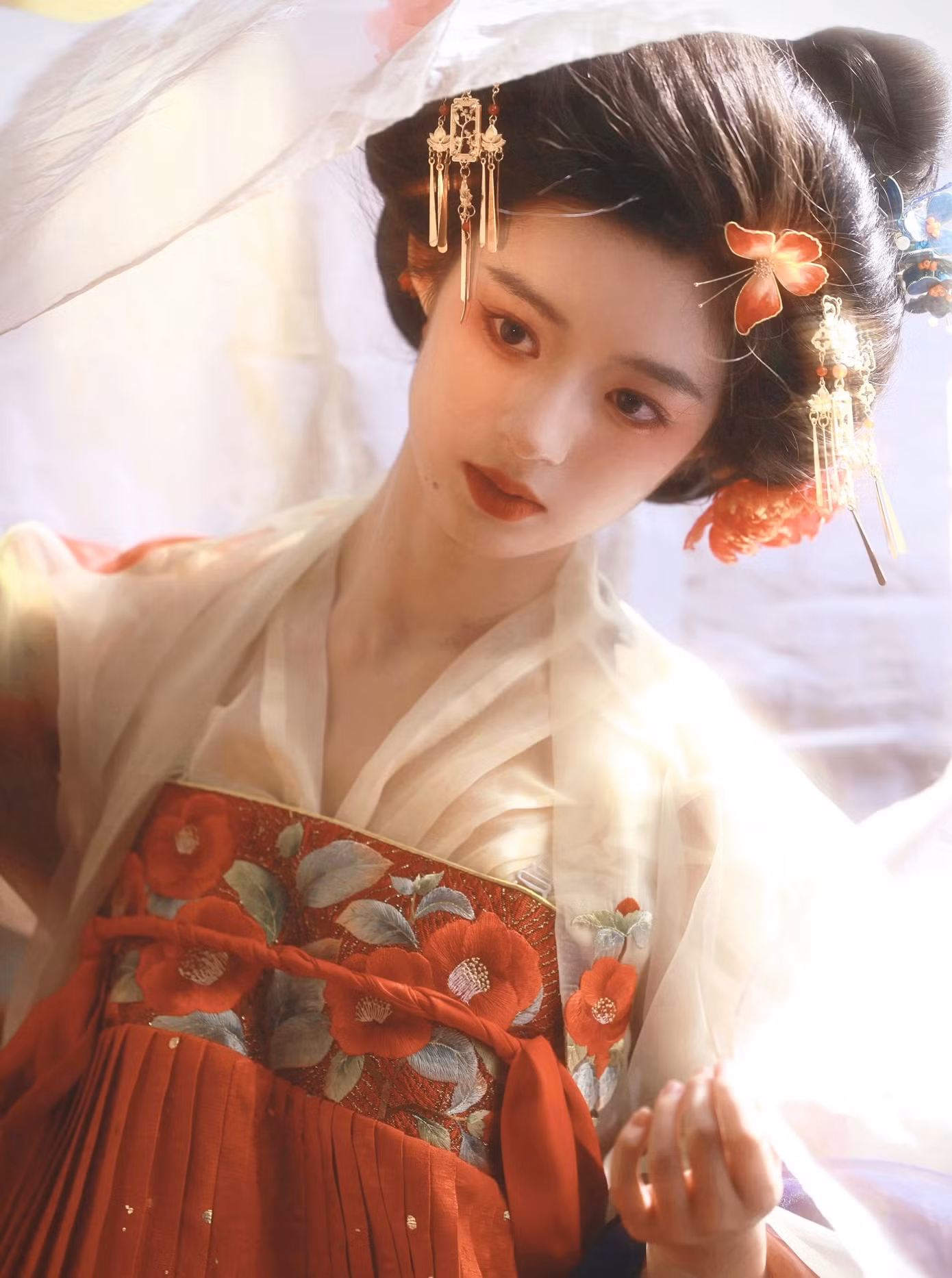 Hoàng Dương Điền Điềm được gia đình hướng theo nghệ thuật từ nhỏ. Năm 4 tuổi, cô đã học múa. Sau khi nổi tiếng, sao nhí làm người mẫu cho nhiều thương hiệu thời trang trẻ em. Hiện tại, nữ diễn viên 18 tuổi, cao 1,64 m, thân hình mảnh mai. Điền Điềm đang dần được trao các vai chính trong những dự án tầm trung. Nữ diễn viên được khen có phong thái mỹ nhân cổ trang.