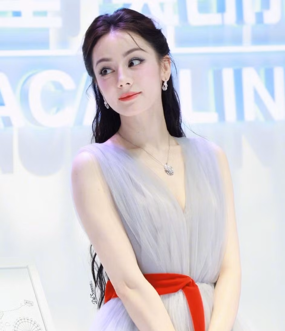 Ngoài ra, Địch Lệ Nhiệt Ba còn có duyên khi tham gia show giải trí. Đây là nơi nữ diễn viên thể hiện tính cách thật của mình. Khán giả cũng yêu mến sự chăm chỉ, nhiệt tình, tính cách vui vẻ của Nhiệt Ba trong show. Chính vì vậy, không hề sai khi nói danh tiếng của Địch Lệ Nhiệt Ba có được là nhờ tham gia các show giải trí trực tuyến.
