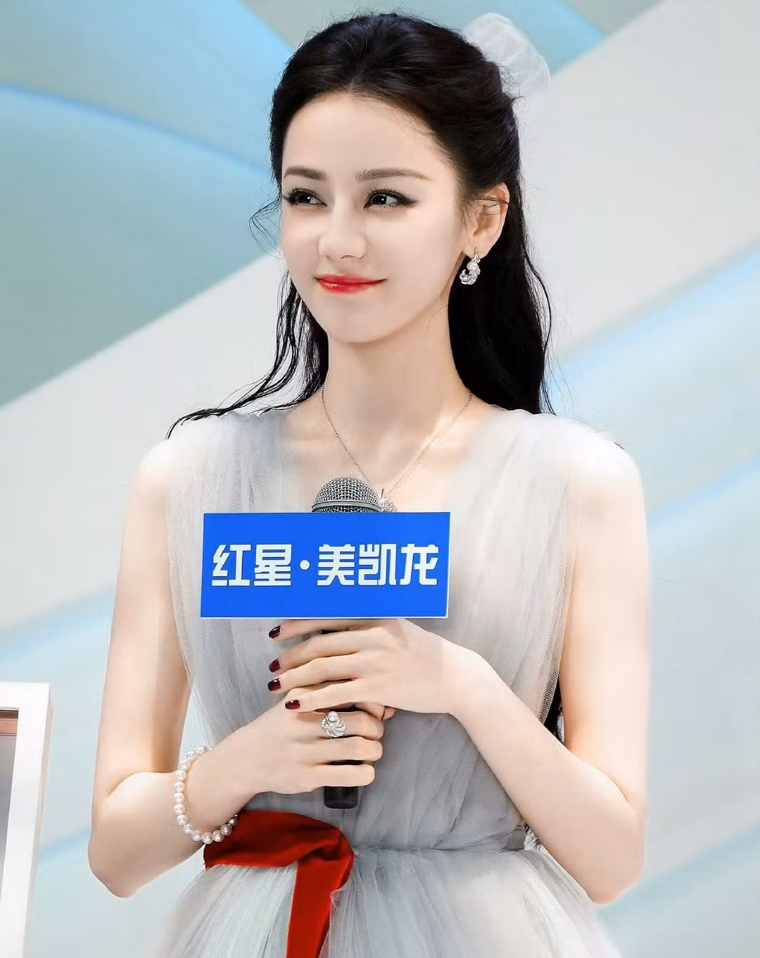 Điểm yếu của Địch Lệ Nhiệt Ba là sự nghiệp phim ảnh không có nhiều vai diễn nổi bật. Mới đây, trong show Địch Lệ Nhiệt Ba chia sẻ khi tham gia phim Người tình kim cương, cô suýt bị thay thế. Trong những cảnh quay cuối cùng cô diễn với tinh thần không còn gì tiếc nuối. May mắn sau đó nhà sản xuất đã gạt bỏ ý kiến của nhà đầu tư và giữ Nhiệt Ba ở lại. Nhờ đó, vai diễn Cao Văn ra đời và là một trong những nhân vật thành công nhất trong sự nghiệp của cô.