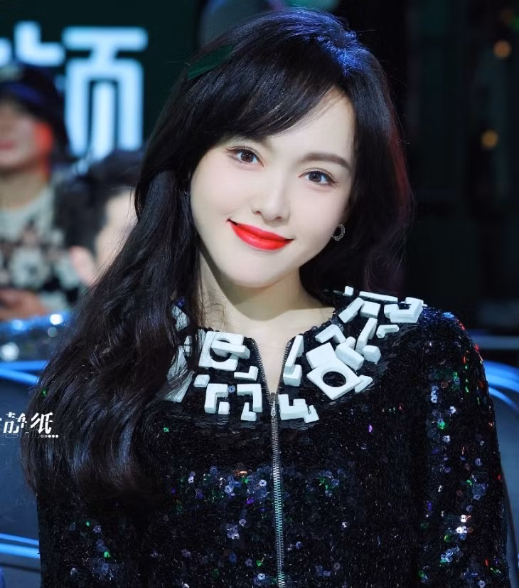 Không những vậy, khi lên sân khấu nhận giải Đường Yên chia sẻ "Tôi cảm thấy nợ Uông tiểu thư một giải thưởng". Vai diễn Uông tiểu thư trong phim Phồn hoa giúp Đường Yên nhận được đề cử Nữ chính xuất sắc tại 3 giải thưởng truyền hình danh giá nhất Trung Quốc là Phi Thiên, Kim Ưng và Bạch Ngọc Lan, tuy nhiên nữ diễn viên trắng tay. Hai lần cô thua Triệu Lệ Dĩnh trong phim Gió thổi Bán Hạ. Nhiều khán giả cho rằng Đường Yên không phục, cảm thấy bản thân nên chiến thắng thay vì đàn em.