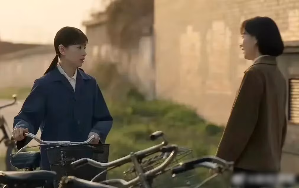Đổng Khiết "cưa sừng làm nghé" vào vai cô vợ trẻ mới 20 tuổi.
