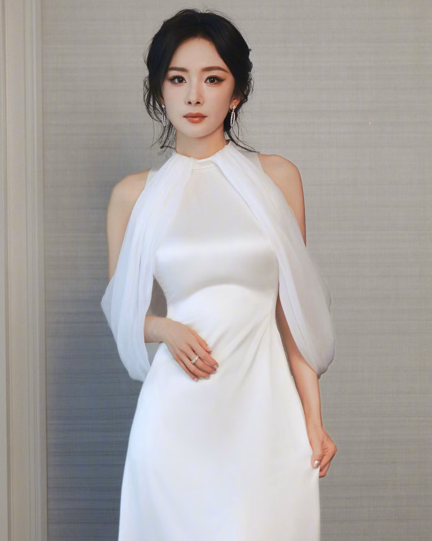 Dương Mịch tự so sánh mình với con gái 11 tuổi Tiểu Gạo Nếp để khoe bản thân vẫn trẻ trung.