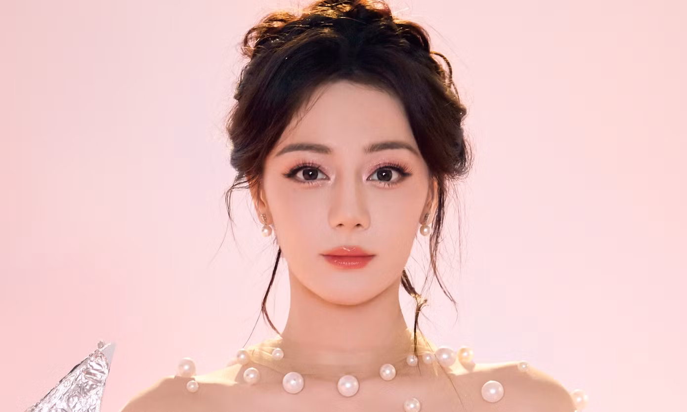 Nhiệt Ba giờ là "con gà đẻ trứng vàng" cho Gia Hành Thiên Hạ, diễn viên nổi tiếng nhất mà công ty có, do đó Gia Hành không muốn để Nhiệt Ba ra đi.