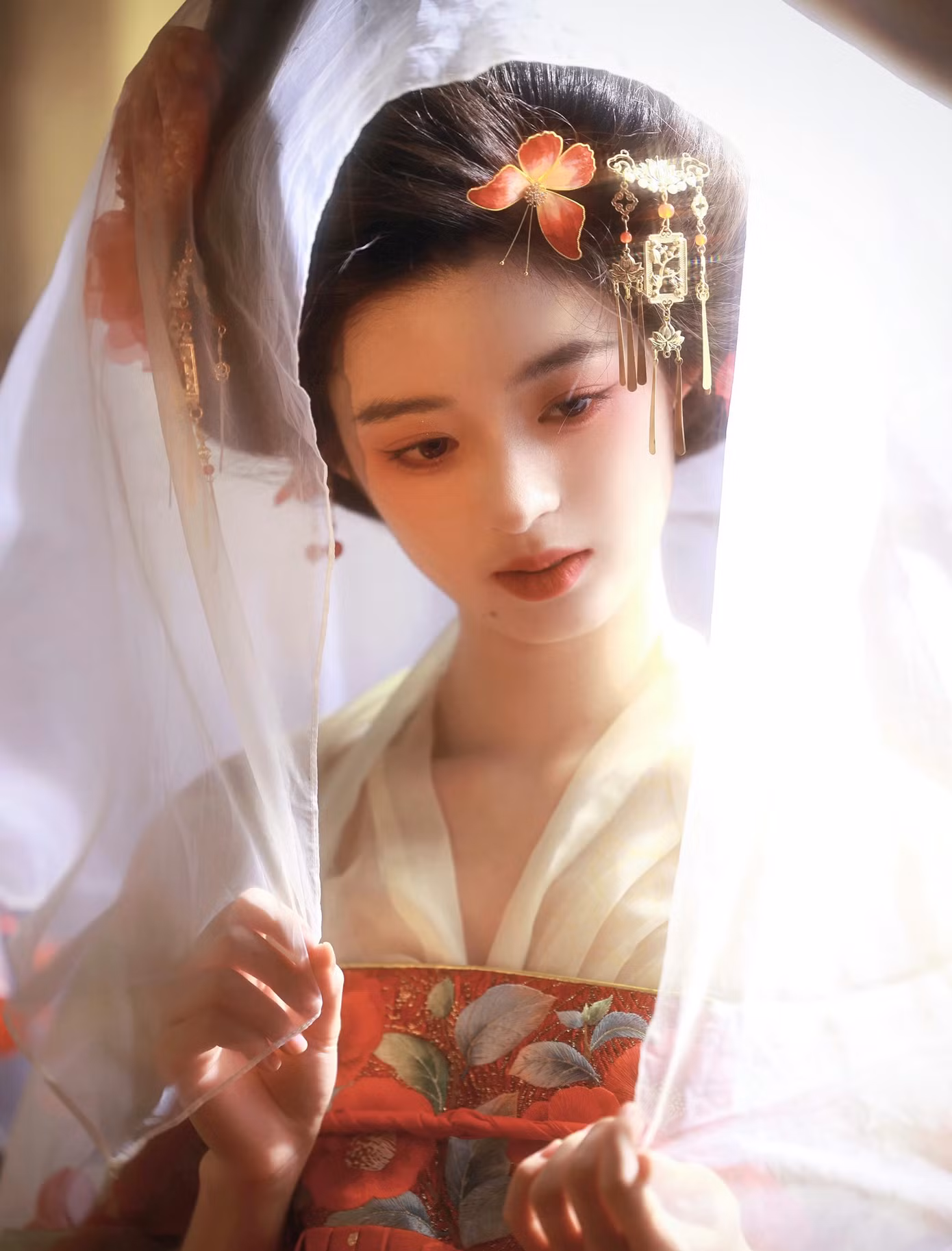 Hoàng Dương Điền Điềm được gia đình hướng theo nghệ thuật từ nhỏ. Năm 4 tuổi, cô đã học múa. Sau khi nổi tiếng, sao nhí làm người mẫu cho nhiều thương hiệu thời trang trẻ em. Hiện tại, nữ diễn viên 18 tuổi, cao 1,64 m, thân hình mảnh mai. Điền Điềm đang dần được trao các vai chính trong những dự án tầm trung. Nữ diễn viên được khen có phong thái mỹ nhân cổ trang.