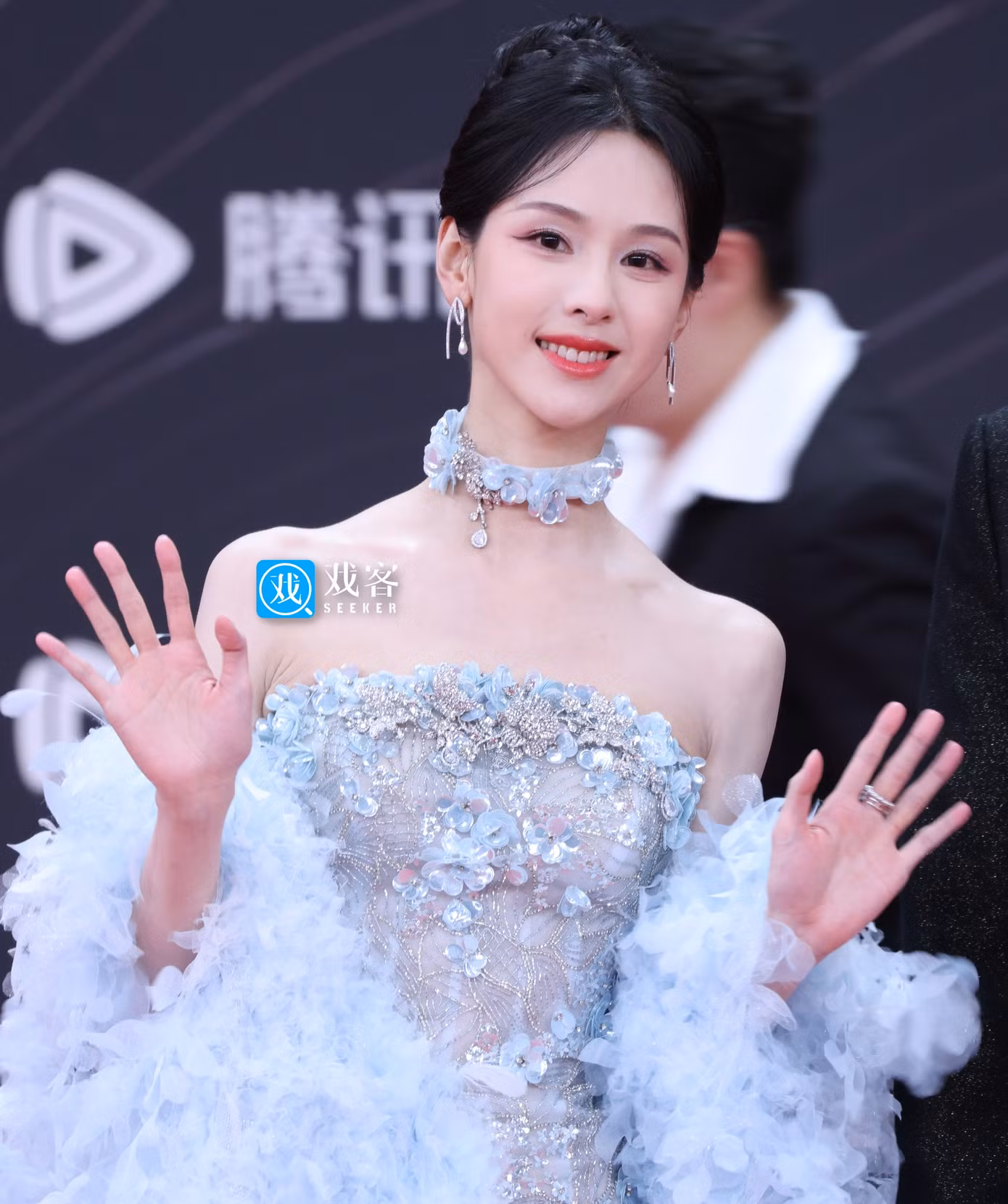 Hai mỹ nhân thuộc lứa tiểu hoa đán sinh sau năm 1995 là Trần Đô Linh và Lý Lan Địch được đánh giá có trạng thái rất tốt, tỏa sáng lộng lẫy trên thảm đỏ. Lý Lan Địch (phải) được cho là đã kết hôn với bạn diễn Trương Tân Thành. Cả hai thường xuyên bị bắt gặp hẹn hò. Trong khi đó, Trần Đô Linh (trái) luôn tích cực đóng phim. Có năm, Trần Đô Linh tham gia tới 12 tác phẩm trong đó có nhiều vai khách mời gây ấn tượng.