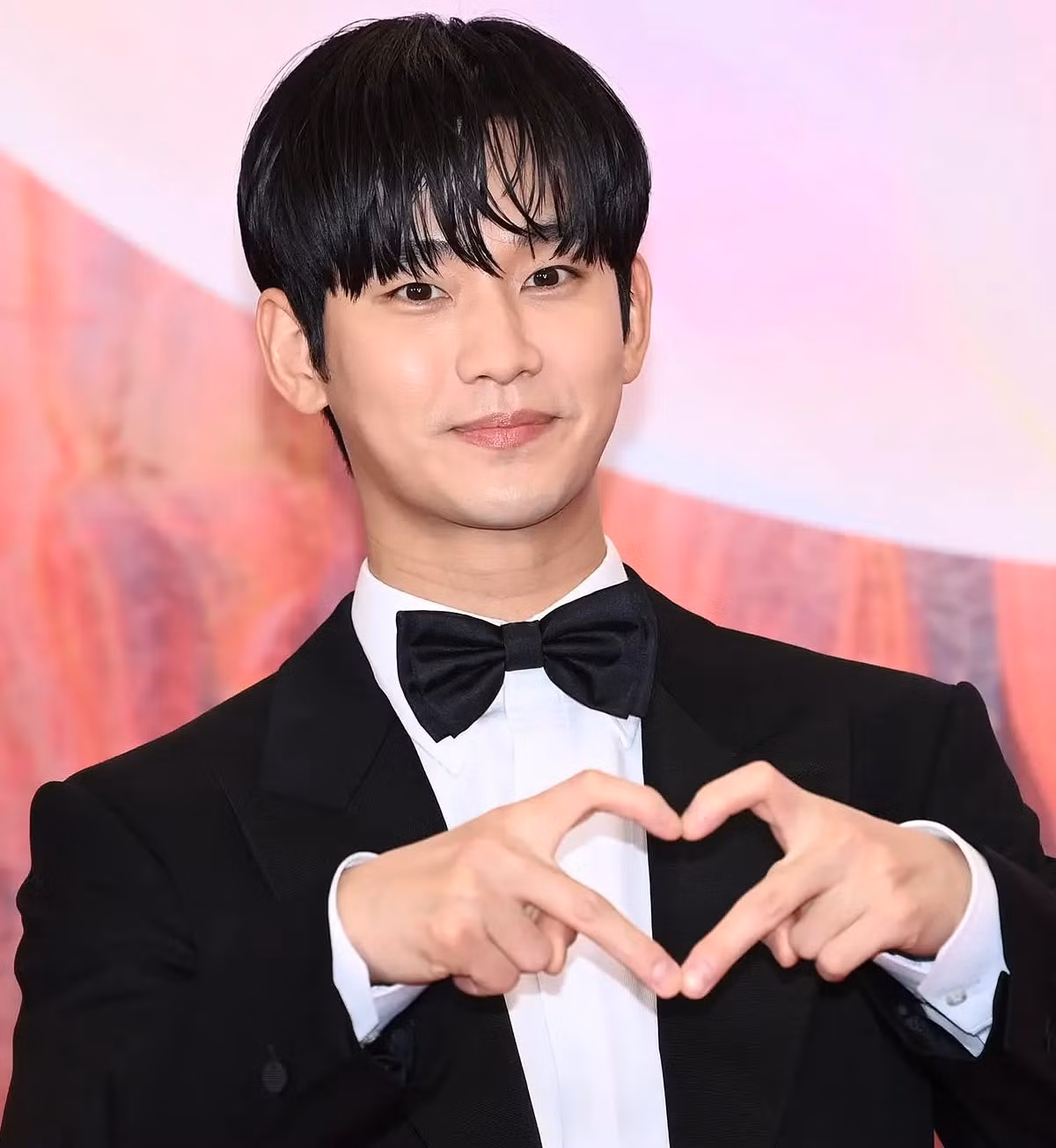 Hình ảnh Kim Sae Ron khi 15 tuổi được chia sẻ lại. Khán giả chỉ trích Kim Soo Hyun nảy sinh tình cảm với trẻ em.