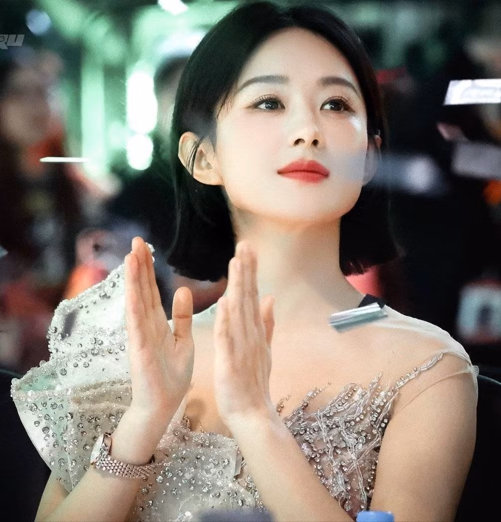Không những vậy, khi lên sân khấu nhận giải Đường Yên chia sẻ "Tôi cảm thấy nợ Uông tiểu thư một giải thưởng". Vai diễn Uông tiểu thư trong phim Phồn hoa giúp Đường Yên nhận được đề cử Nữ chính xuất sắc tại 3 giải thưởng truyền hình danh giá nhất Trung Quốc là Phi Thiên, Kim Ưng và Bạch Ngọc Lan, tuy nhiên nữ diễn viên trắng tay. Hai lần cô thua Triệu Lệ Dĩnh trong phim Gió thổi Bán Hạ. Nhiều khán giả cho rằng Đường Yên không phục, cảm thấy bản thân nên chiến thắng thay vì đàn em.