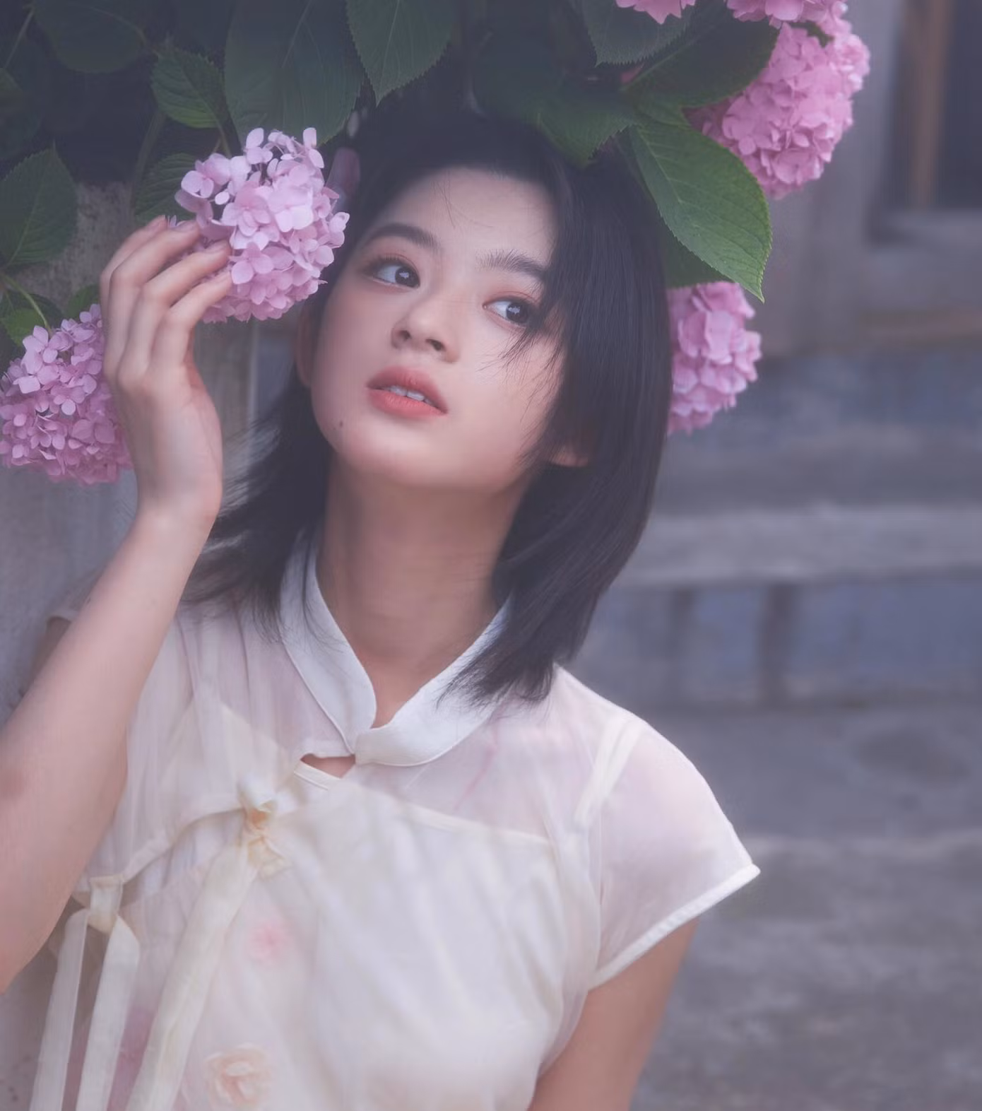 Sau Ngũ phúc lâm môn, danh tiếng của Hoàng Dương Điền Điềm tăng vọt. Nữ diễn viên được khen ngày càng trưởng thành xinh đẹp, có nhiều nét giống Triệu Lệ Dĩnh. Mặt khác, Hoàng Dương Điền Điềm và Triệu Lệ Dĩnh cũng có nhiều mối liên kết. Trong Sở Kiều truyện 1, ngôi sao sinh năm 2007 đóng vai của Triệu Lệ Dĩnh lúc nhỏ. Khi đó, gương mặt sáng, thần thái cuốn hút và khả năng thể hiện cảnh võ thuật của Hoàng Dương Điền Điềm đã được khán giả khen ngợi.